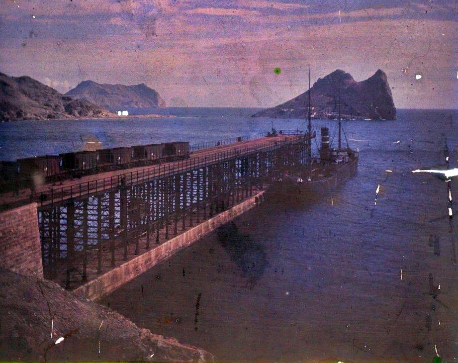 Vista panorámica del embarcadero de mineral de El Hornillo, en Águilas, hacia 1908.