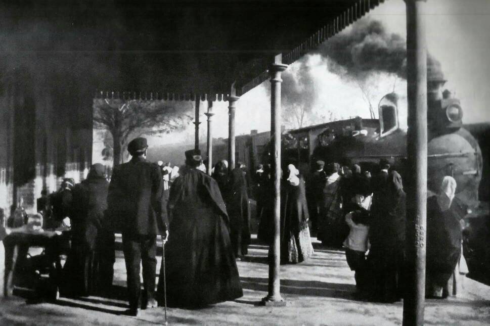 Llegada de un tren a la estación de Almendricos, en 1890.