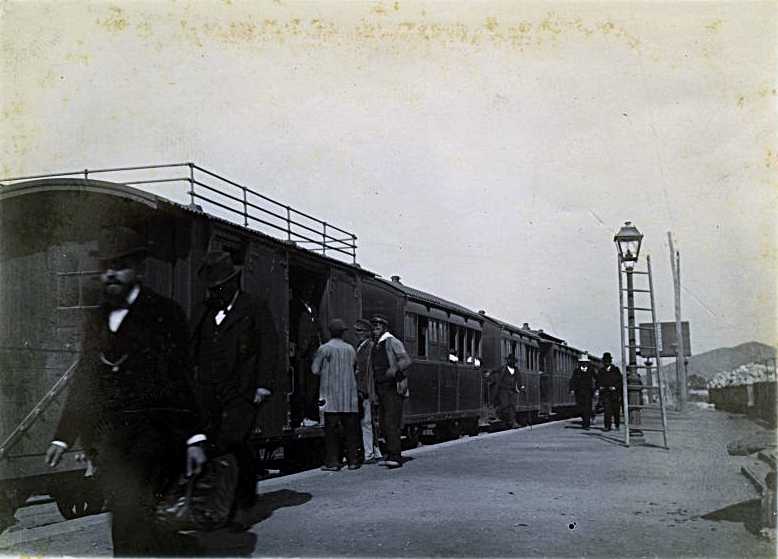 Vista del anden de la estacion de ferrocarril de Cartagena, hacia 1910-1920. Punto de origen de las lineas ferroviarias de Cartagena.