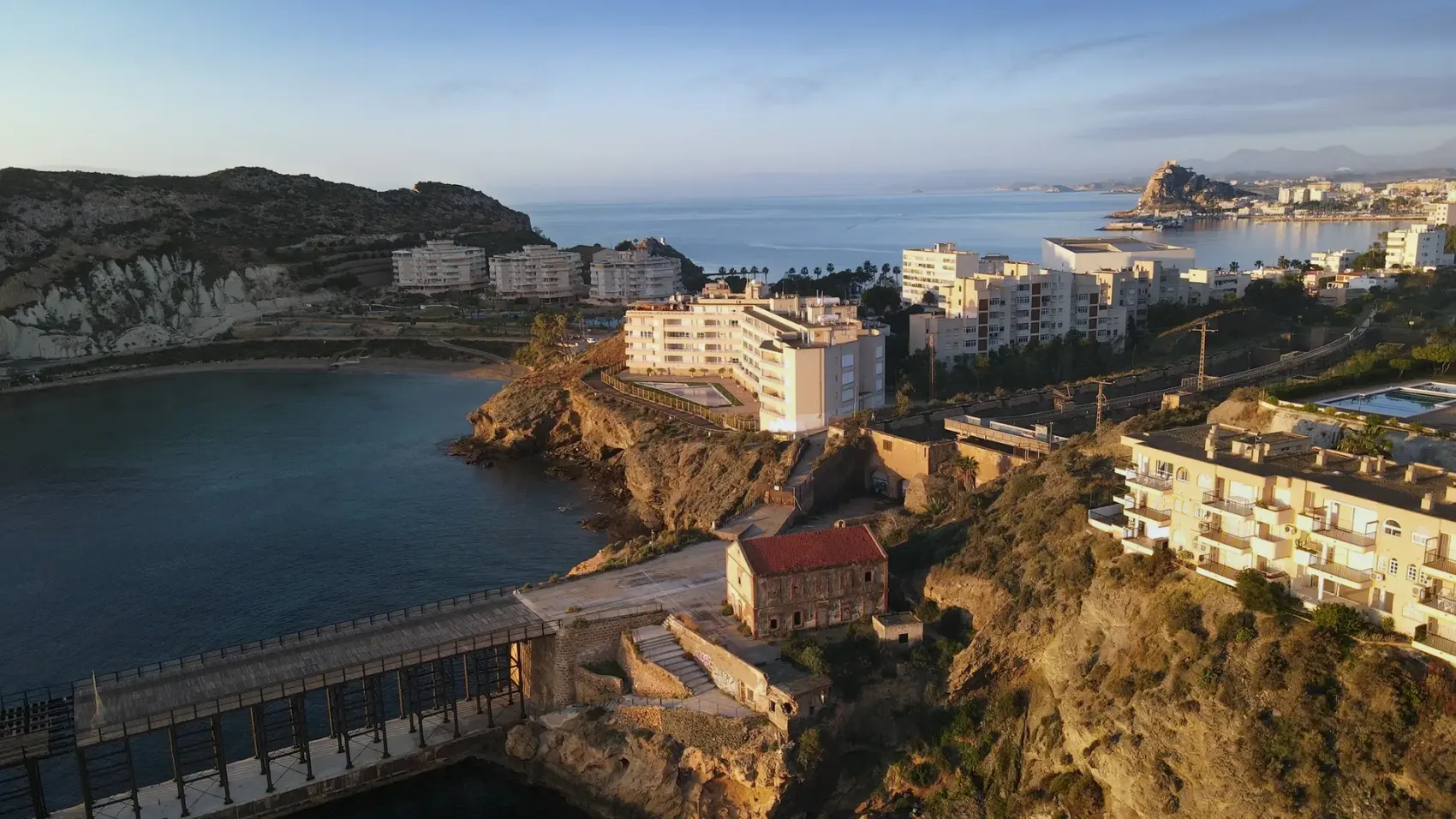 Vía Verde del Embarcadero del Hornillo en Águilas: pasarela peatonal y cargadero metálico de mineral de hierro proyectándose sobre la bahía del Mediterráneo, con la Isla del Fraile al fondo.