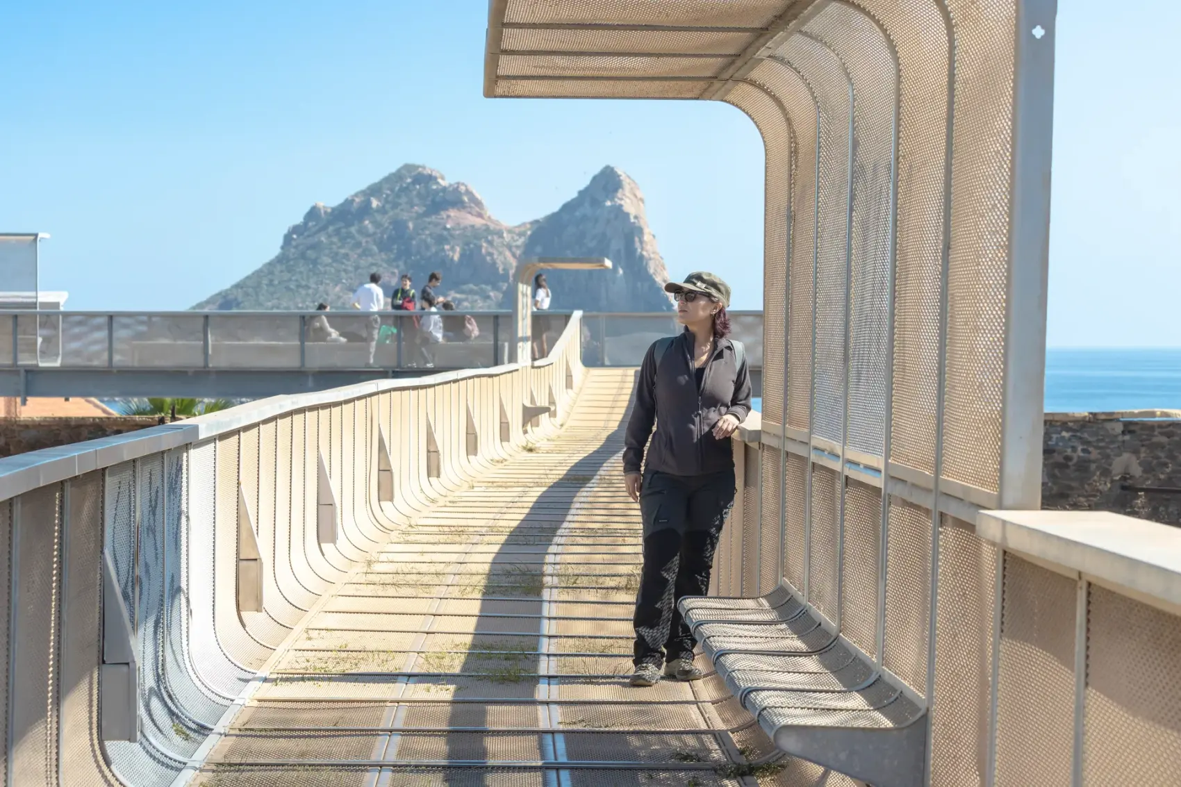 Vía Verde del Embarcadero del Hornillo en Águilas: pasarela peatonal y cargadero metálico de mineral de hierro proyectándose sobre la bahía del Mediterráneo, con la Isla del Fraile al fondo.