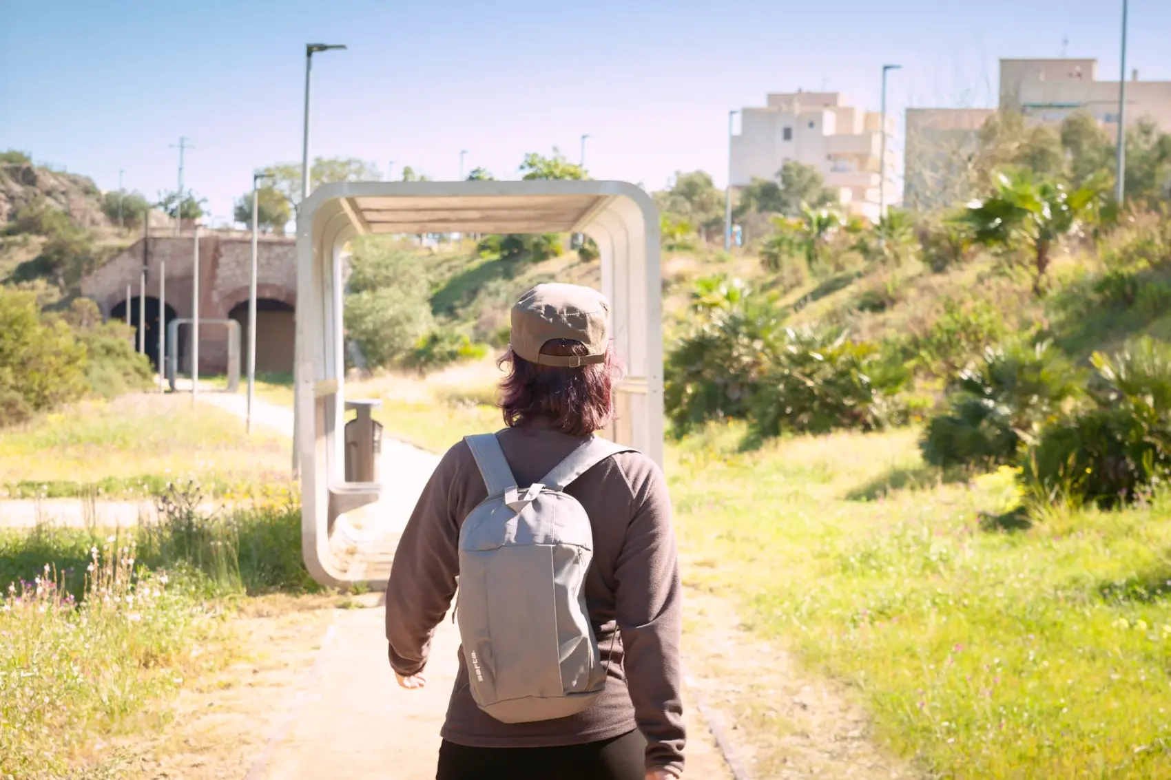 Vía Verde del Embarcadero del Hornillo en Águilas: pasarela peatonal y cargadero metálico de mineral de hierro proyectándose sobre la bahía del Mediterráneo, con la Isla del Fraile al fondo.