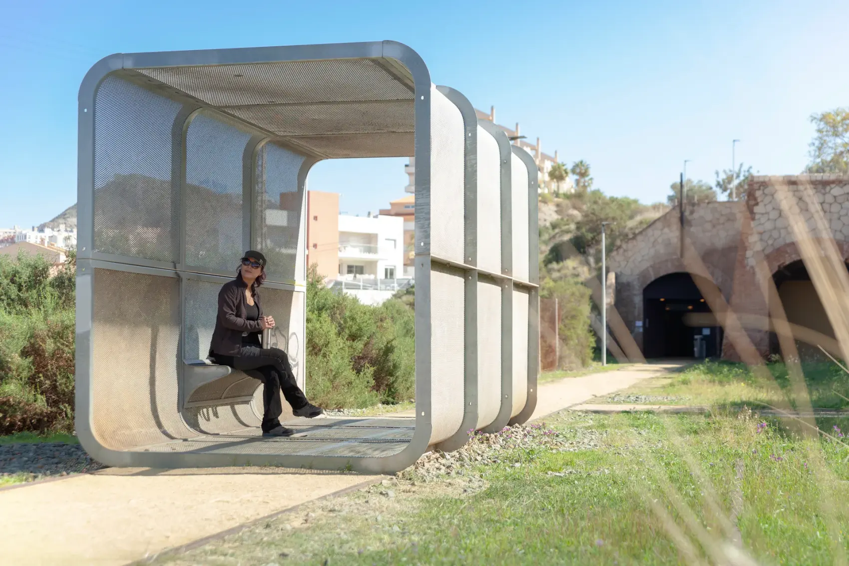 Vía Verde del Embarcadero del Hornillo en Águilas: pasarela peatonal y cargadero metálico de mineral de hierro proyectándose sobre la bahía del Mediterráneo, con la Isla del Fraile al fondo.