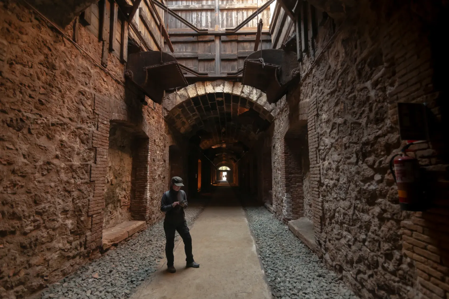 Vía Verde del Embarcadero del Hornillo en Águilas: pasarela peatonal y cargadero metálico de mineral de hierro proyectándose sobre la bahía del Mediterráneo, con la Isla del Fraile al fondo.