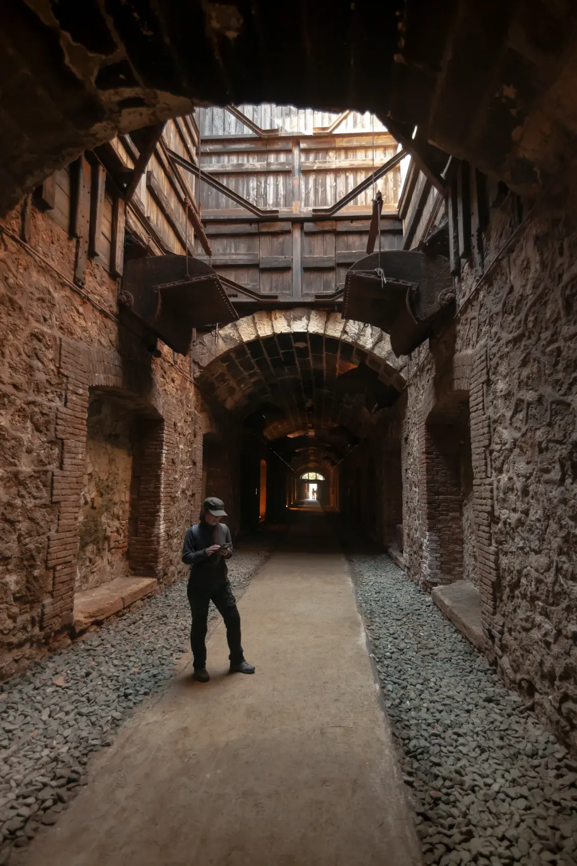 Vía Verde del Embarcadero del Hornillo en Águilas: pasarela peatonal y cargadero metálico de mineral de hierro proyectándose sobre la bahía del Mediterráneo, con la Isla del Fraile al fondo.