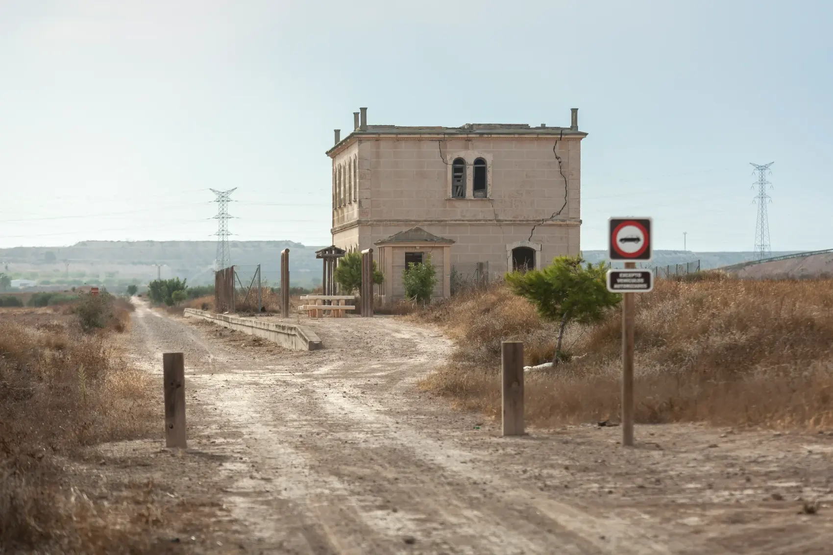 Puente de fábrica sobre el cauce del río Guadalentín, principal obra del antiguo trazado ferroviario Totana-Cartagena, visto entre los frutales del Campo de Cartagena bajo cielo despejado