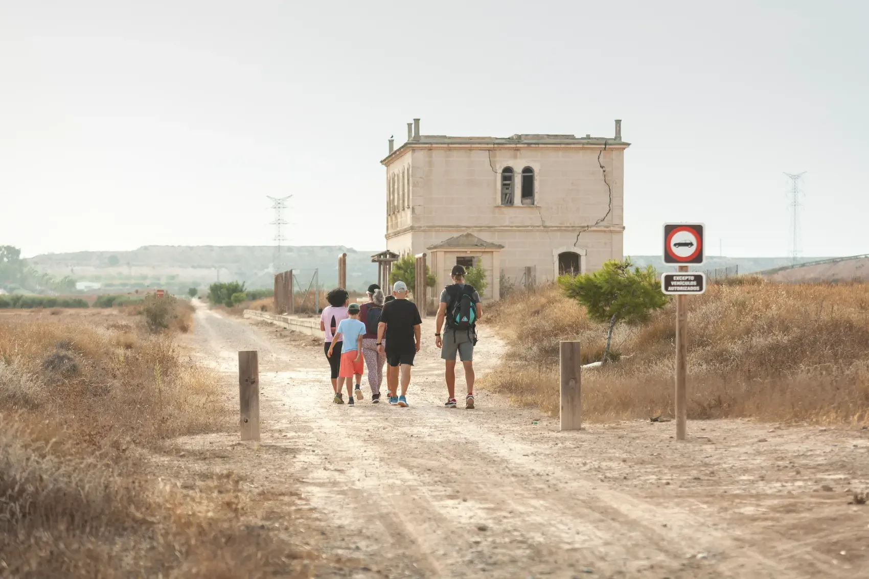 Puente de fábrica sobre el cauce del río Guadalentín, principal obra del antiguo trazado ferroviario Totana-Cartagena, visto entre los frutales del Campo de Cartagena bajo cielo despejado
