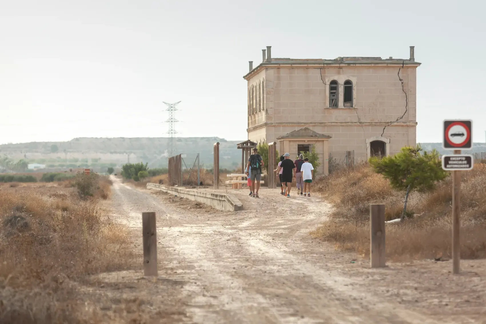 Puente de fábrica sobre el cauce del río Guadalentín, principal obra del antiguo trazado ferroviario Totana-Cartagena, visto entre los frutales del Campo de Cartagena bajo cielo despejado
