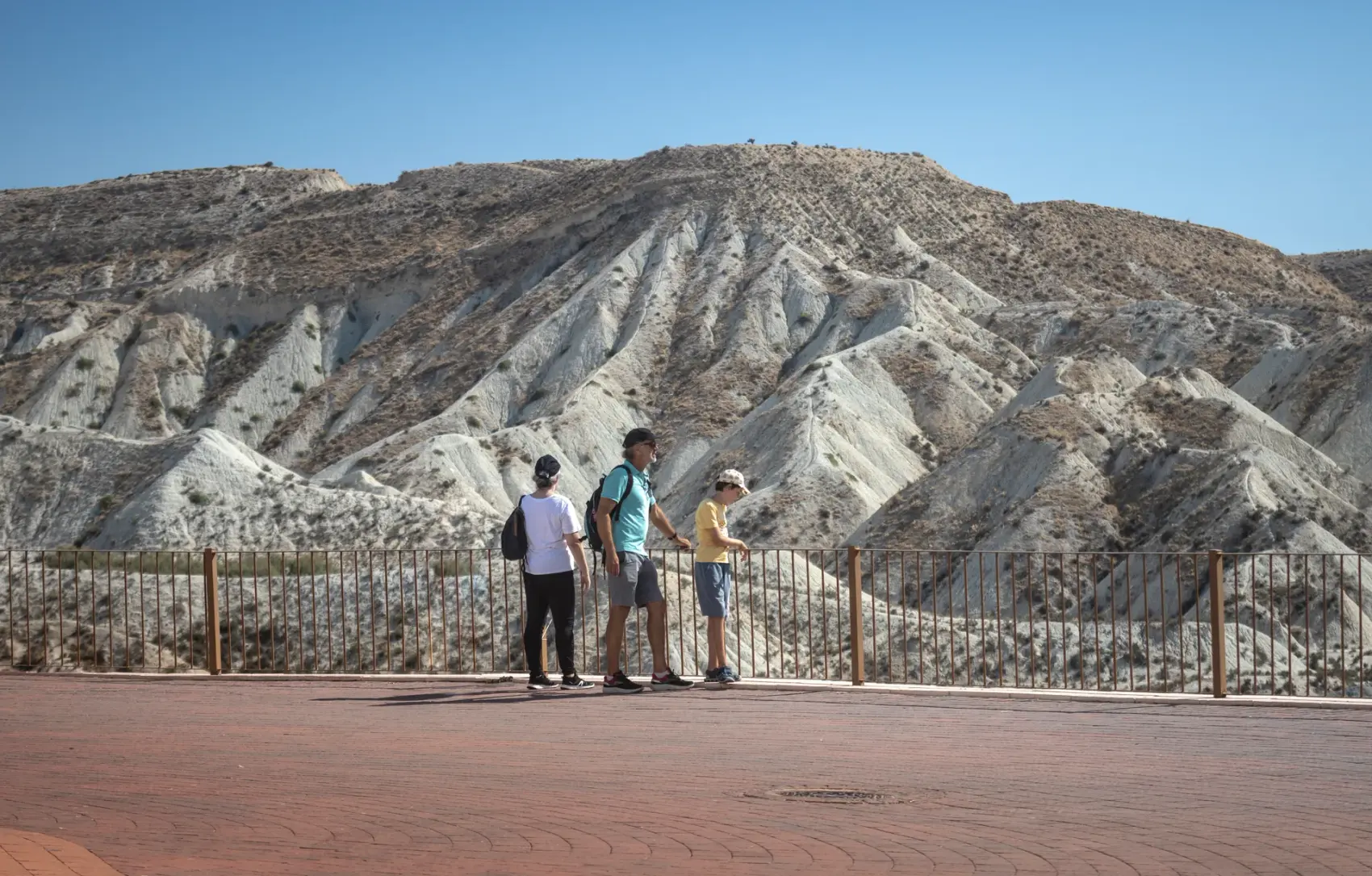 Viaducto de piedra de la Vía Verde del Noroeste salvando con sus arcadas los badlands del río Mula, en el trazado del antiguo ferrocarril Murcia-Caravaca