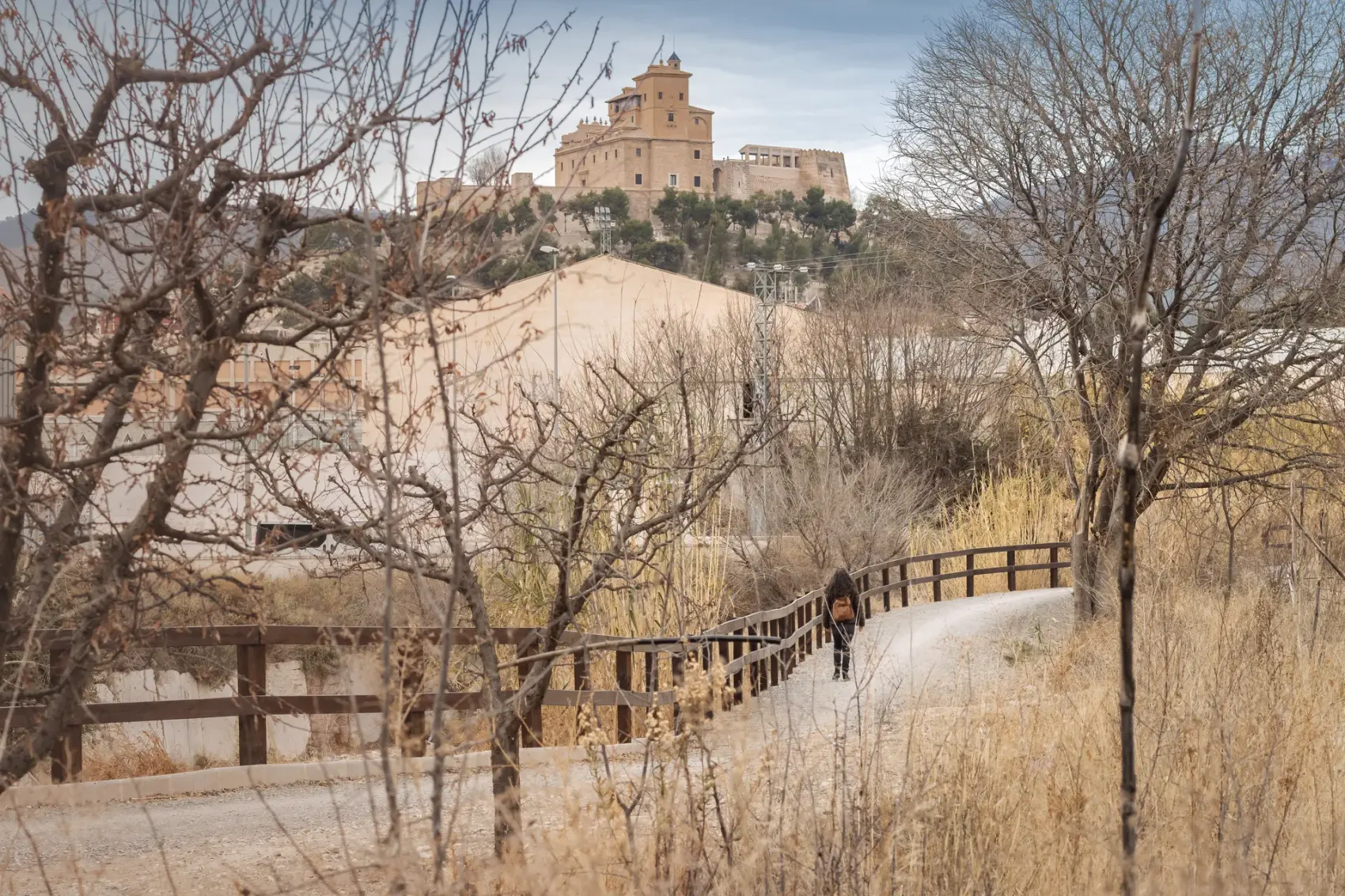 Viaducto de piedra de la Vía Verde del Noroeste salvando con sus arcadas los badlands del río Mula, en el trazado del antiguo ferrocarril Murcia-Caravaca