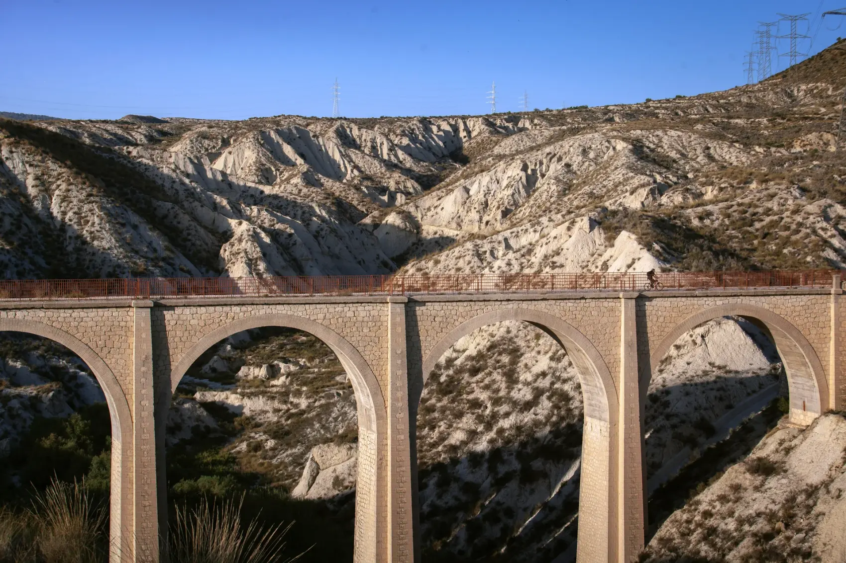 Viaducto de piedra de la Vía Verde del Noroeste salvando con sus arcadas los badlands del río Mula, en el trazado del antiguo ferrocarril Murcia-Caravaca