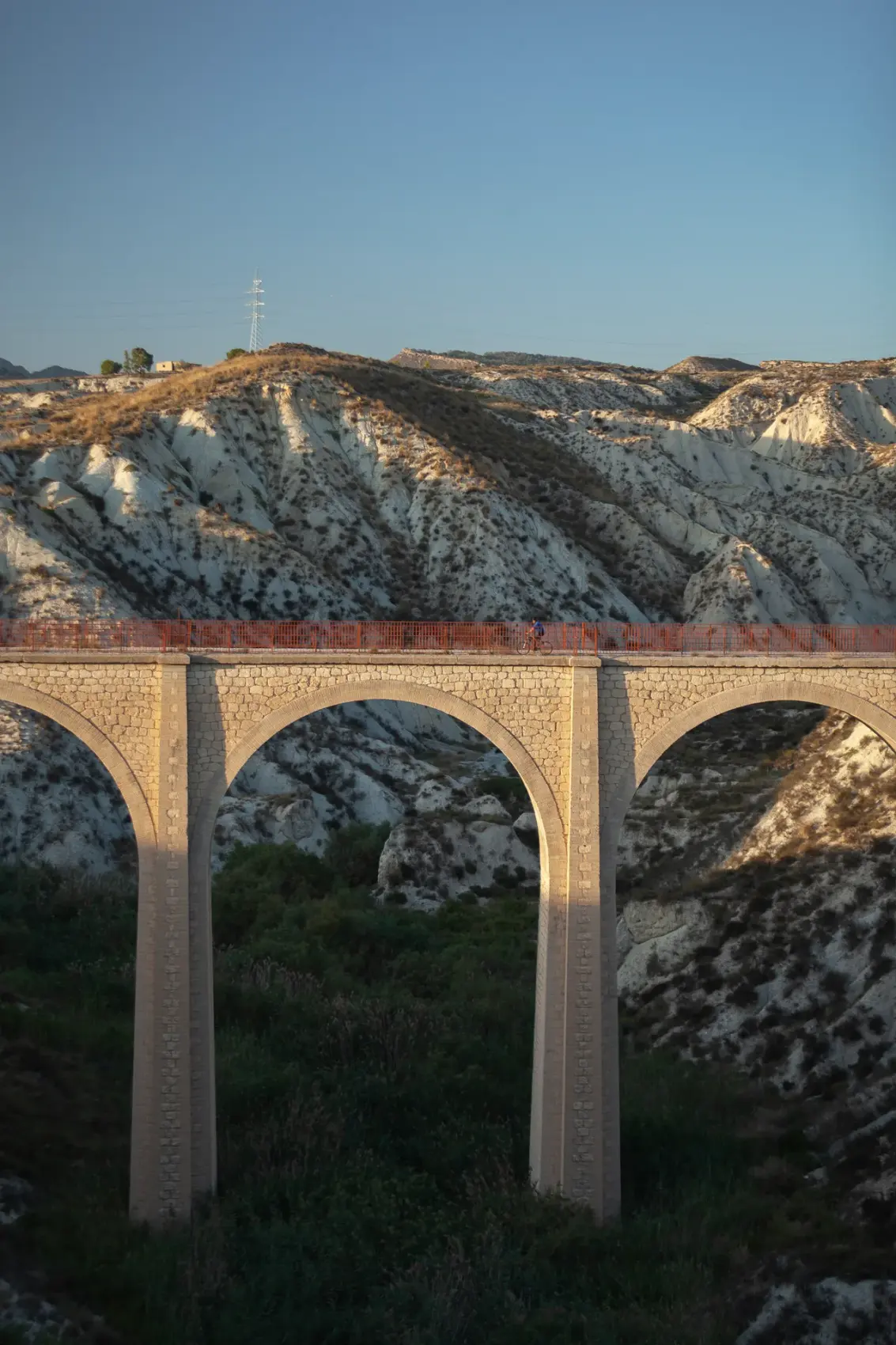 Viaducto de piedra de la Vía Verde del Noroeste salvando con sus arcadas los badlands del río Mula, en el trazado del antiguo ferrocarril Murcia-Caravaca