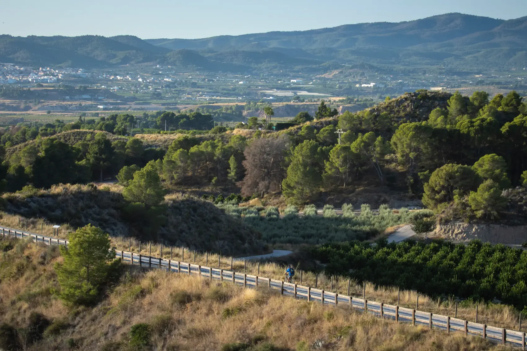Viaducto de piedra de la Vía Verde del Noroeste salvando con sus arcadas los badlands del río Mula, en el trazado del antiguo ferrocarril Murcia-Caravaca