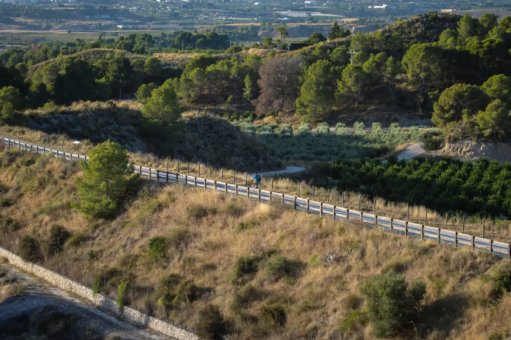 Viaducto de piedra de la Vía Verde del Noroeste salvando con sus arcadas los badlands del río Mula, en el trazado del antiguo ferrocarril Murcia-Caravaca