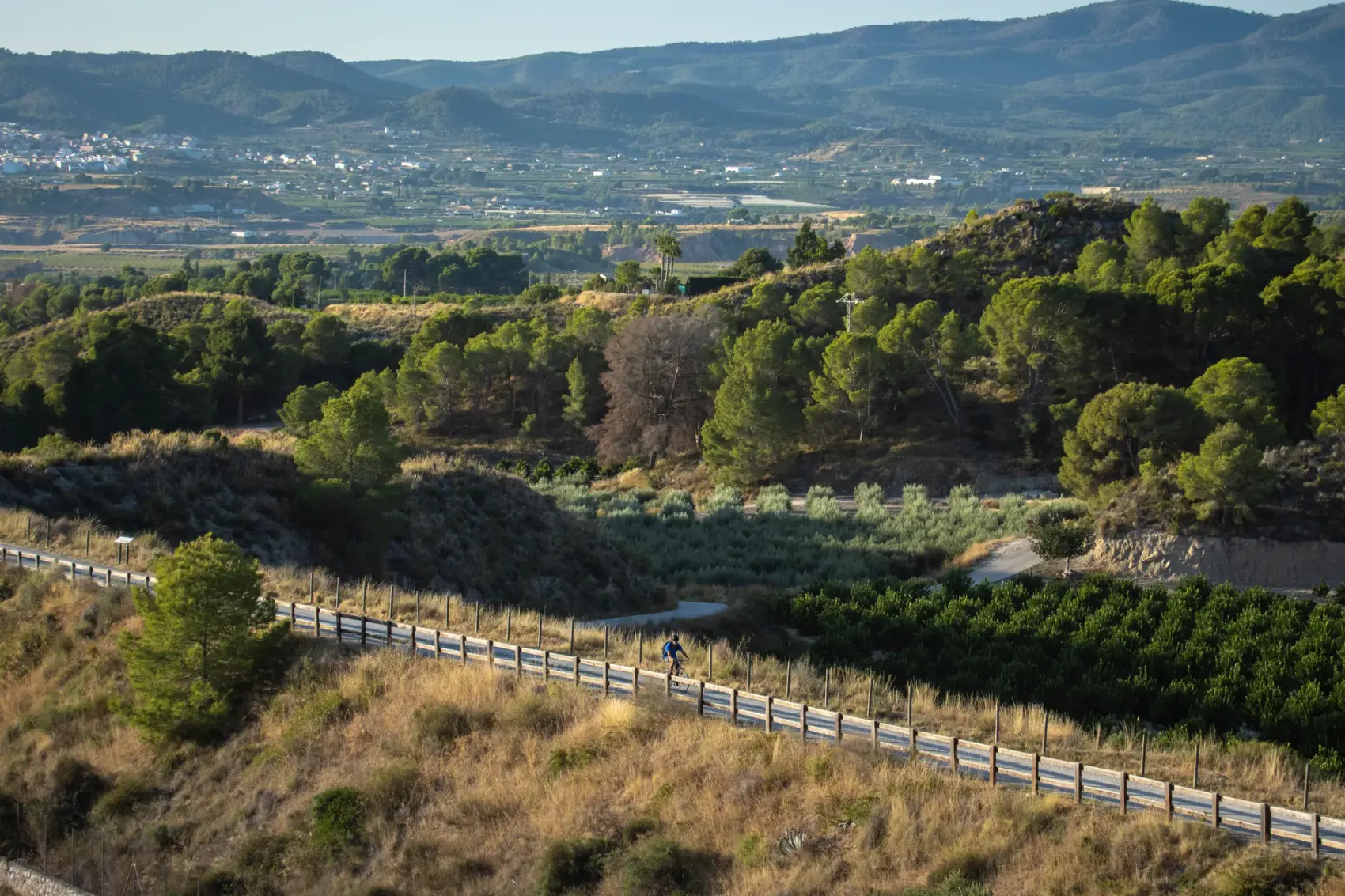 Viaducto de piedra de la Vía Verde del Noroeste salvando con sus arcadas los badlands del río Mula, en el trazado del antiguo ferrocarril Murcia-Caravaca